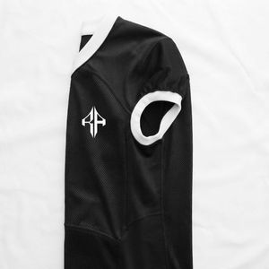 เสื้อฟุตบอลอเมริกันชาย คอวี พิมพ์ลายด้วยความร้อน วัสดุโพลีเอสเตอร์ 100% โดย RIVIAN ATLANTIC - Product Image 6