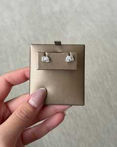 Boucles d'oreilles clous deux pierres Toi et Moi, émeraude et diamant de laboratoire en forme de poire, or massif 14 carats, sertis à griffes, bijoux de mariée modernes solitaires, paires - Product Image 3
