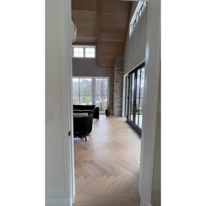 Parquet de Roble Blanco Ingenierizado en Espiga, 5/8 pulg. x 5 pulg. x 30 pulg., Roble Beige Liso con Sistema de Encaje Macho y Hembra - Product Image 1