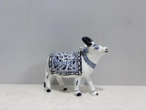Figura de Vaca de Cerámica Azul Metálica Hecha a Mano con Patrón Floral |   Estatua Decorativa de Vaca |   Decoración de Mesa para el Hogar de Estilo Indio |   Regalo Hecho a Mano - Product Image 2