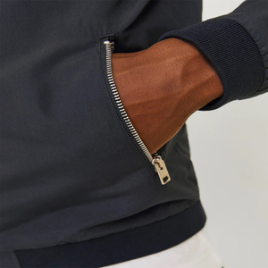 Chaqueta Bomber de Lujo para Hombre, con Logotipo Personalizado Bordado, de Invierno, de Nailon y Poliéster Impermeable, con Cuello Acanalado, Chaqueta Acolchada Estilo Béisbol - Product Image 4