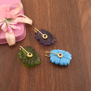 Collier pendentif en laiton plaqué or avec pierres précieuses sculptées en forme de fleur (turquoise, péridot, améthyste, quartz) et zirconiums noirs – Produit le plus vendu - Product Image 4