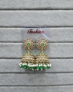 Boucles d'oreilles Jhumka plaquées or style Bollywood, perles traditionnelles indiennes, clous floraux, perles à pampilles, bijoux de mode pour femmes - Product Image 4