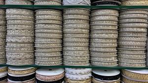 งานปักลายสัตว์ทำมือแบบสั่งทำพิเศษ แต่งขอบด้วยลูกไม้เมทัลลิก ประดับเลื่อม ดีไซน์วินเทจ เป็นมิตรกับสิ่งแวดล้อม สำหรับตกแต่งเสื้อผ้าแฟชั่น - Product Image 4