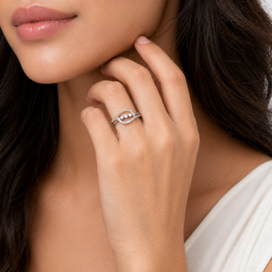 Anillo de Plata de Ley 925 para Mujer, Diseño de Doble Ola con Circonita Cúbica de Corte Redondo y Banda Pavé, Acabado Pulido Elegante, Ideal para Bodas - Product Image 1