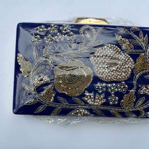 กระเป๋าคลัทช์ปักลายคริสตัลเพชรประดับมุกสำหรับงานเลี้ยงงานแต่งงาน ทำมืออย่างประณีต - Product Image 4