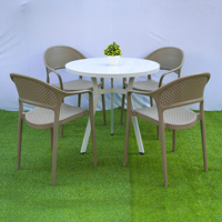 Chaise de jardin beige en rotin moulé de style moderne pour villa - Imperméable, confortable, portable, légère et empilable pour l'extérieur