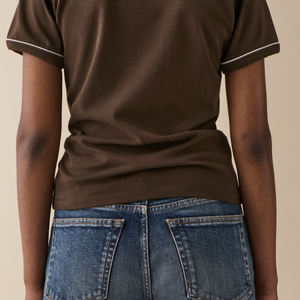 เสื้อยืดผู้หญิงดีไซน์เนอร์ทรงเข้ารูปทันสมัย คอวี แต่งสีสันสวยงาม ดีไซน์มีสไตล์ สำหรับผู้ซื้อขายส่ง - Product Image 6