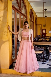Nueva Colección de Bodas Contemporáneas: Lehenga Indio-Pakistaní Allnen Crush, Lehenga Lisa Cosida con Blusa y Conjunto Koti Bordado - Product Image 4