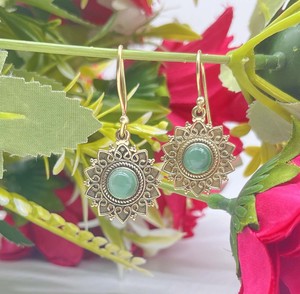 Pendientes Colgantes Vintage Hechos a Mano de Latón con Ónix Verde, Bañados en Oro, con Gema Redonda, Joyería de Aniversario - Product Image 2
