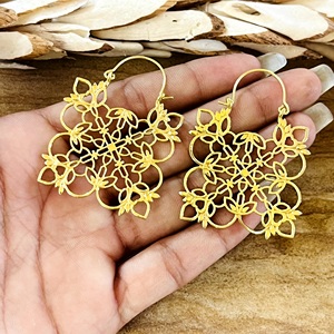 Dernier design Boucles d'oreilles créoles bohèmes en filigrane, Boucles d'oreilles créoles tribales en laiton, Boucles d'oreilles mandala florales plaquées or 18 carats pour femmes, Vente en gros OEM - Product Image 3