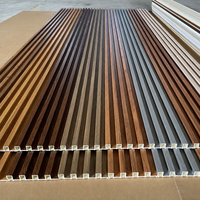 Échantillon disponible – Panneaux muraux en composite WPC à larges lattes pour revêtement mural, décoration intérieure et commerciale