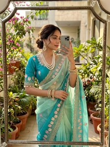 Sari en satin brodé Satin Grace, Sari Royal Satin Bloom, Sari élégant à bordure Aarco, Sari brodé au fil de perle - Product Image 1