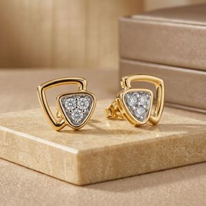 Boucles d'oreilles clous en or jaune avec diamants de laboratoire en forme de triangle et grappe - Product Image 3