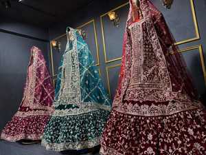 Lehenga choli certifié farshi F.C, conçu avec des broderies de mariée complètes et une grande traîne imposante. - Product Image 5