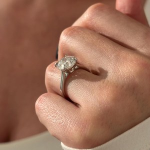 Bague de fiançailles en or blanc avec diamant rond brillant de 4 carats E VVS2, bague solitaire en platine haute qualité, certifiée IGI - Product Image 3