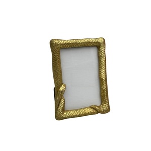 Cadre photo en métal doré, design feuille, style antique, cadre photo de table de luxe, décoration de table pour la maison, orné, métallique, sculpté - Product Image 2