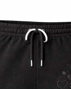 กางเกงขาสั้นผ้าฟลีซพิมพ์ลายหัวใจผู้หญิงสีดำแบบกำหนดเอง พร้อมขอบยางยืดสีขาว ชุดลำลองฤดูร้อนสำหรับพักผ่อน ผู้ผลิตตามสั่ง OEM - Product Image 6