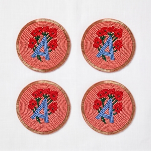 Ensemble de sous-verres perlés avec monogramme lettre A, motif floral rose et rouge, pour boissons, décoration de table, tasses à café, thé, mugs, verres, vente en gros B2B - Product Image 1