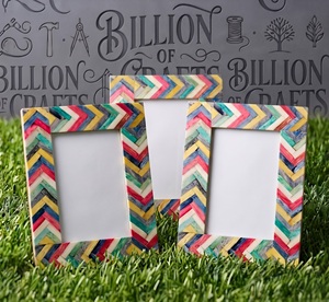Cadre photo rectangulaire vertical en os coloré fait main à chevrons, support photo de table, décoration - Product Image 5