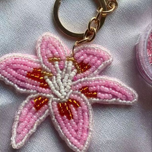 Porte-clés tendance en forme de cœur floral perlé, broderie multicolore pour sac à main, voiture, vélo - Product Image 1