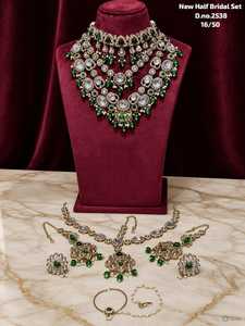 Parure de collier et boucles d'oreilles de mariée Kundan en zircon, style indien orthodoxe, en alliage plaqué bronze antique, motif floral imitation, tendance - Product Image 1