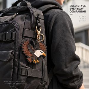 Porte-clés Aigle avec texture en cuir gaufré et fermoir métallique robuste pour homme, pendentif décoratif pour sac - Product Image 2