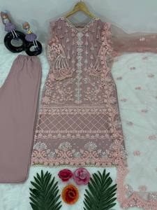 Ensemble Salwar Kameez pakistanais brodé rose avec dupatta en résille et pantalon palazzo en dentelle pour femme, idéal pour les mariages et les fêtes - Product Image 3