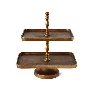 Support à gâteau élégant en métal gravé de motifs floraux avec un design de piédestal classique pour une décoration festive - Product Image 5