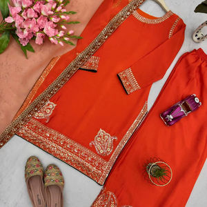 Ensemble ethnique pour femme en soie chinon lourde avec broderie de sequins, comprenant un Kurti, un Plazzo entièrement cousu et un Dupatta en soie organza et satin. - Product Image 1