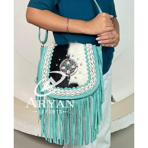 Sac bandoulière artisanal en cuir de vachette véritable 2026 avec franges, style western bohème, pour femme, avec rabat perlé et pompons - Product Image 1