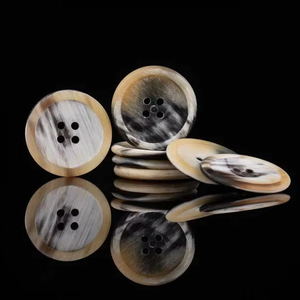 Bouton en corne de buffle de forme ronde pour la couture de vêtements haut de gamme, la confection et la décoration de vêtements. - Product Image 3