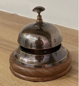Cloche de table classique en laiton antique avec base en bois - Product Image 3