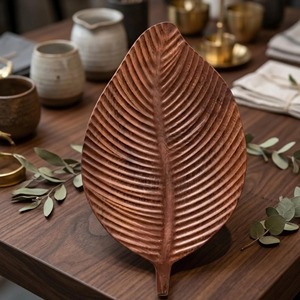 Assiettes en bois en forme de feuille, élégantes et naturelles, pour servir des collations, des fruits et une présentation de table raffinée à la maison, au café et lors d'événements. - Product Image 2