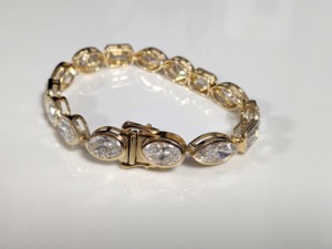 Bracelet tennis vintage Lurba Jewels en or jaune 14 carats massif avec moissanite marquise multi-formes 15 carats et sertissage clos – Cadeau de mariage - Product Image 4
