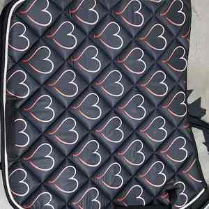 แผ่นรองอานม้าแบบพิเศษ เนื้อผ้าซาตินพิมพ์ลายได้ตามต้องการ นุ่มพิเศษ ระบายอากาศได้ดี สวมใส่สบาย เหมาะสำหรับการขี่ม้าแบบเดรสสาจและกระโดดข้ามเครื่องกีดขวาง - Product Image 5