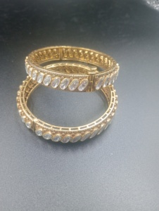 AMAIRA JEWELS SM-932 Brazalete de Oro Laminado para Mujer con Cristales de Corte Ovalado, Engaste de Canal y Piedras Polki, de Moda para Compromiso - Product Image 3