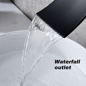 Rubinetto a Cascata da Bagno a Doppia Maniglia in Stile Antico, Montaggio a Parete, in Ottone con Finitura Oro Spazzolato per Installazione su Lavabo - Product Image 3