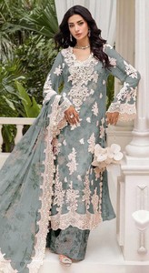 Salwar Kameez semi-couture en mousseline pour femme avec broderies et sequins, longueur midi moderne pour mariage et Diwali - Product Image 5