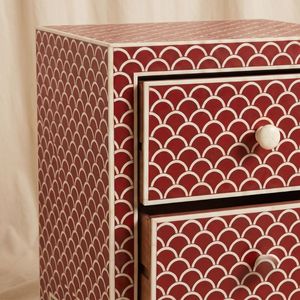 Table de chevet en os incrusté rouge, 2 tiroirs, fabrication artisanale indienne, incrustation motif écailles de poisson, meuble de luxe pour chambre à coucher - Product Image 5