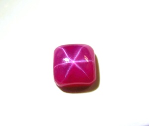พลอยรูบี้สีแดงทรงสี่เหลี่ยม 5x5 มม. 1.1 กะรัต ผลิตในห้องปฏิบัติการ ขัดเงา แบบคาโบชอง  พร้อมเอฟเฟกต์ดาว 6 แฉก สำหรับทำเครื่องประดับ - Product Image 6