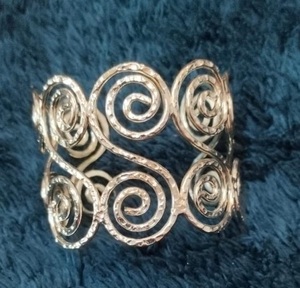 Brazalete de latón dorado premium con detalles de inspiración tradicional para fiestas, regalos de boda y accesorios de moda. - Product Image 1