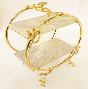 Support à gâteau à deux niveaux en argent martelé, présenté sur un cadre en forme d'arche de branche dorée, disponible à prix de gros. - Product Image 4