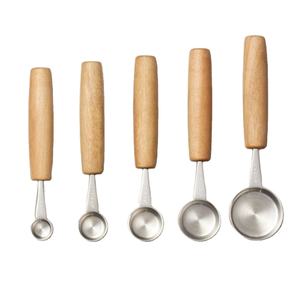 Juego de 5 Cucharas Medidoras Profesionales de Acero Inoxidable con Mango Ergonómico de Madera, Herramientas de Medición de Metal Resistentes de Primera Calidad - Product Image 1