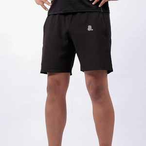 Shorts de sport pour homme noirs unis, séchage rapide, respirants, avec cordon de serrage, taille mi-haute élastique, longueur genou, logo avant, style décontracté streetwear - Product Image 1