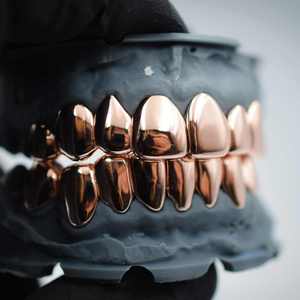 Grillz dentaire en or massif 18K, ensemble complet, sertissage en canal, style Hiphop, unisexe, pour usage quotidien et soirées - Product Image 3