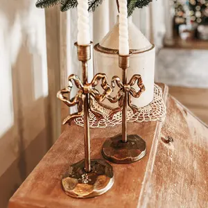 Elegantes candelabros de hierro fundido dorado, juego de dos soportes decorativos en forma de lazo para decoración de mesas en bodas y fiestas. - Product Image 2
