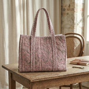 Bolso Tote Acolchado Floral Morado Claro, Bolso de Hombro de Tela de Algodón Premium con Ribete en Contraste, Obra Maestra de Alta Costura - Product Image 4