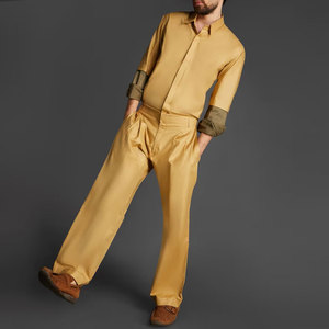 Conjunto de camisa amarilla mostaza de manga larga para hombre con puños en verde oliva contrastante y pantalones a juego - Product Image 2
