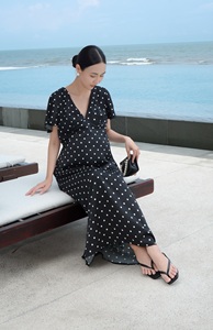 Vestido casual de verano con cuello en V, manga regular, corte holgado, minimalista, de mezcla de seda a rayas, 160 g/m², hecho en Vietnam - Product Image 6